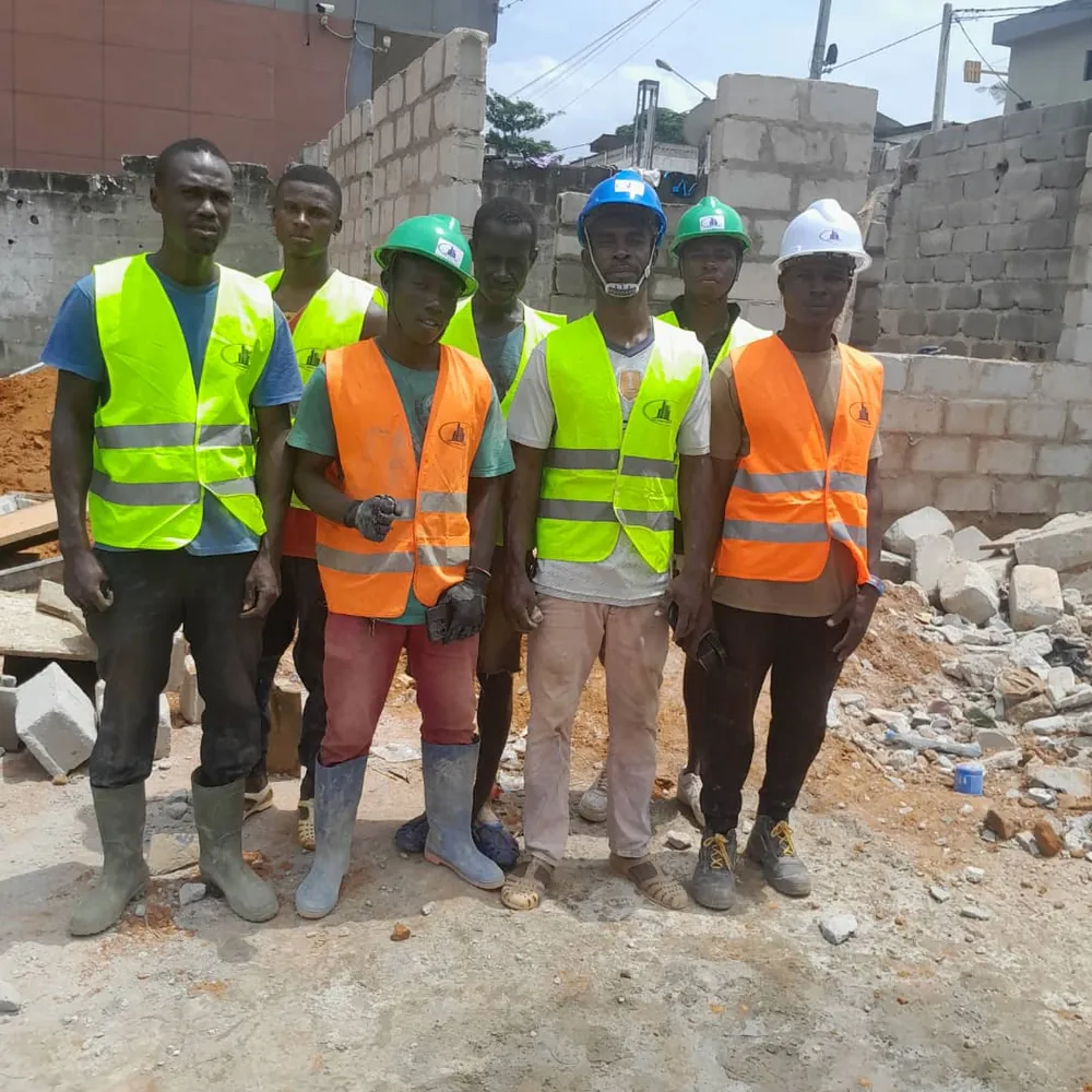 Équipe équipée de casques et gilets sur un chantier